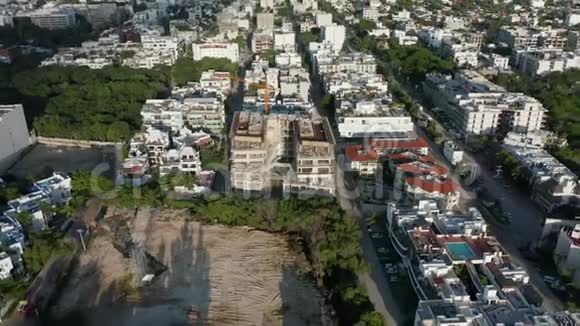 墨西哥加勒比海一家未完工酒店的鸟瞰图视频的预览图