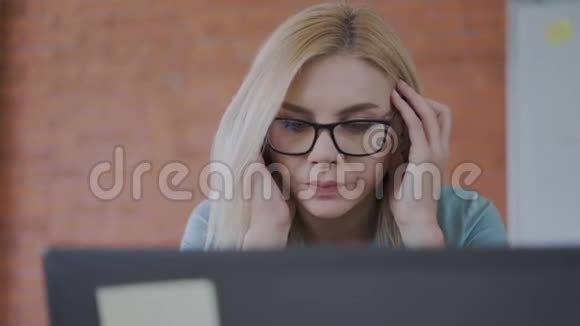 疲惫的女人正在电脑上努力工作特写肖像4K视频的预览图
