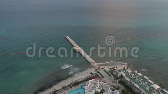 加勒比大型停靠轮渡的降落和接近4k空中视频的预览图