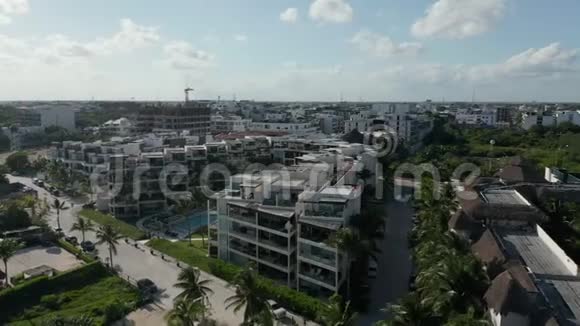 加勒比海滨度假村慢动作屋顶视频的预览图