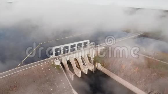 在秋天的雾中无人机摄像机在河流和道路上旋转车和水坝都在旋转视频的预览图