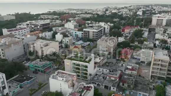 日出时在加勒比海小镇的屋顶俱乐部周围视频的预览图