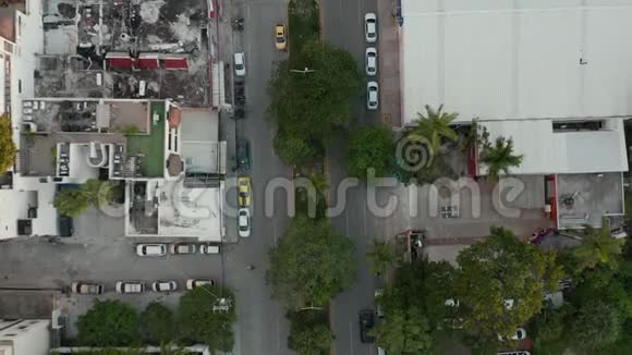 墨西哥一条有车有人有交通的街道后的慢速行驶视频的预览图