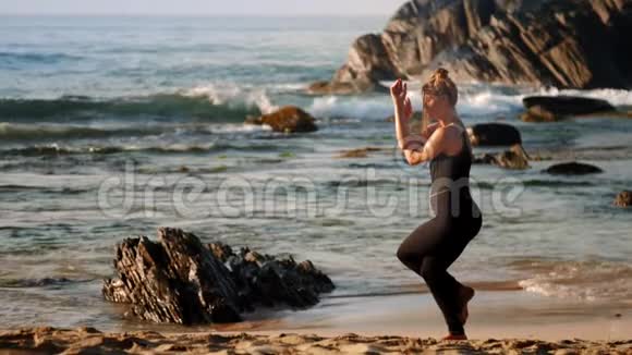 穿黑色运动服的运动女性练习瑜伽姿势鹰视频的预览图
