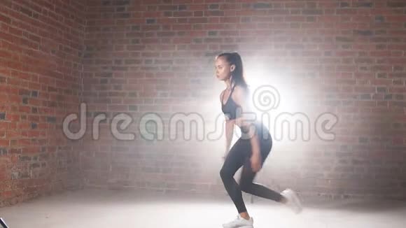 穿运动服的女人在现场跳在健身房上课视频的预览图