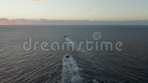 日出时飞越两艘船出海的空中飞行录像视频的预览图