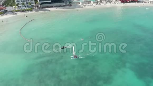 追踪一艘帆船在加勒比海的蓝色水域空中无人机射击视频的预览图