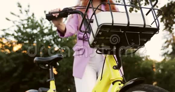 日落时快乐的太阳亲吻了一个骑自行车的红卷发女孩视频的预览图