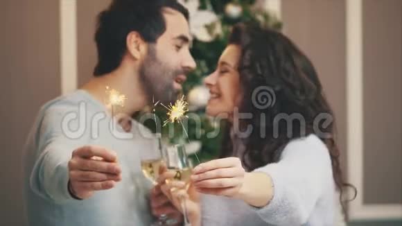 亲密的情侣在节日气氛中站在孟加拉灯和香兰奇亲吻视频的预览图