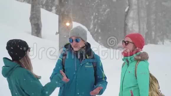 朋友们在滑雪场玩得很开心一群朋友在冬天的山上度假玩得很开心一人两人视频的预览图