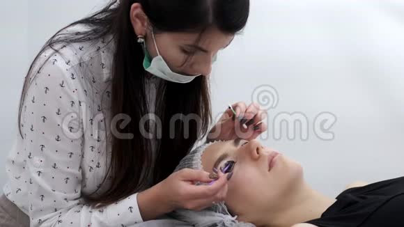 一位黑发美女大师正在矫正眼睫毛视频的预览图