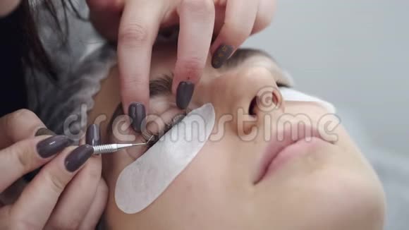 一个睫毛技师正在用一个工具把眼睫毛卷起来视频的预览图
