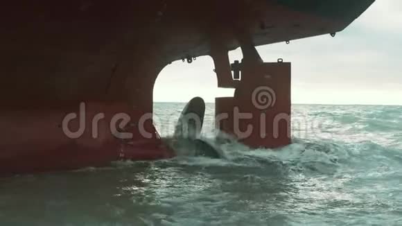 一艘巨大的黑色和红色的干货滞留在黑海视频的预览图