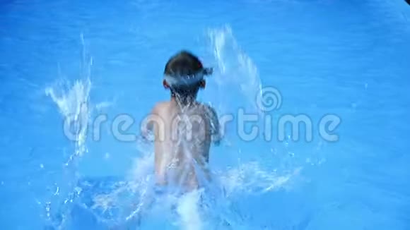 从一个在游泳池里跳的小男孩的看视频的预览图