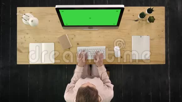 在电脑上随意打字的漂亮女人绿色屏幕模拟显示视频的预览图