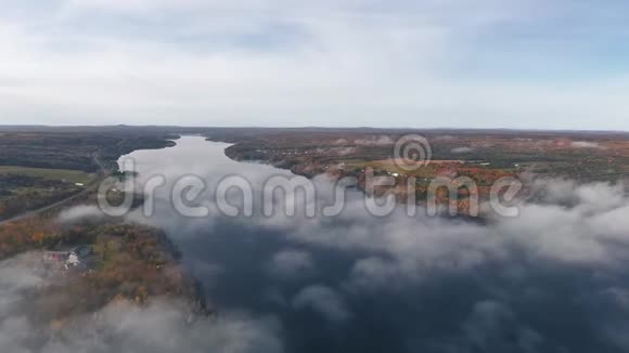 镜河和沿海村庄的鸟瞰秋林视频的预览图