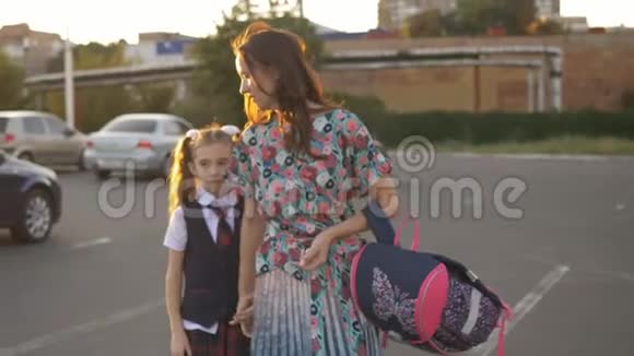 母女放学后在停车场散步回家视频的预览图