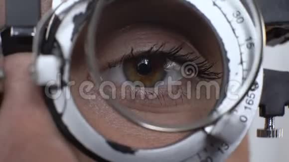 改变晶状体的女性眼视力测试角膜诊断视频的预览图