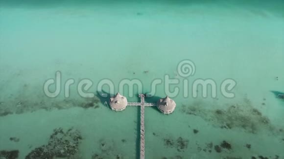 从码头俯瞰巴卡拉的浓蓝水湖的风景视频的预览图