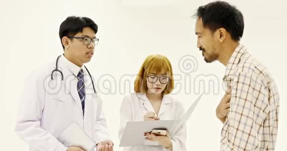这位亚洲医生谈论那个亚洲病人病视频的预览图