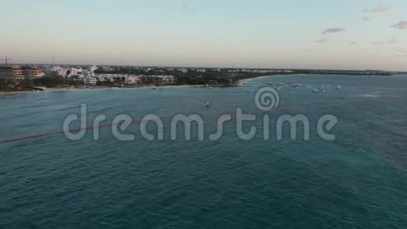 乘飞机在小加勒比小镇日出时离开海湾4k空中视频的预览图