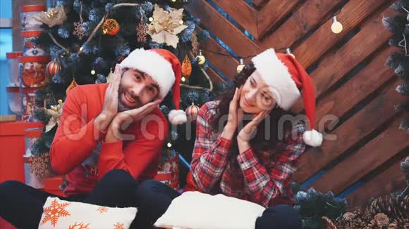 慢动作视频夫妇享受圣诞节的心情和乐趣旁边的圣诞树视频的预览图