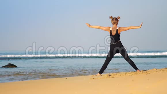 穿黑色运动服的女孩做瑜伽姿势的角度视频的预览图