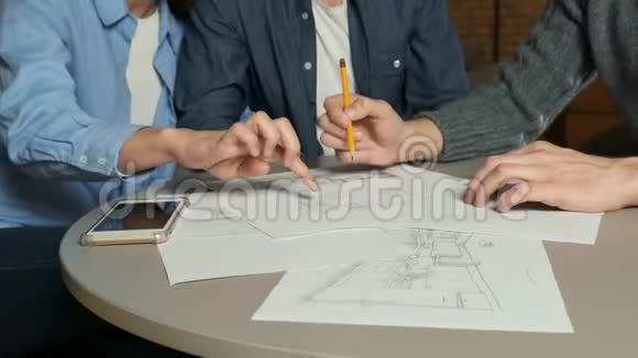 年轻夫妇在一个室内设计师的会议上厨房家具的摆放建筑师绘制一个草图视频的预览图