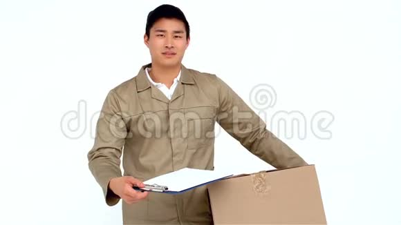 微笑的亚洲邮递员递文件签名视频的预览图