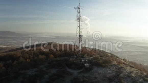 发射塔秋天在农村无人机镜头视频的预览图
