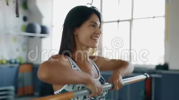 女人在健身房锻炼体重视频的预览图