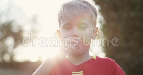 开朗的男孩吃棒棒糖视频的预览图
