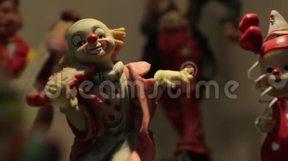 小丑Figurine与小提琴视频的预览图