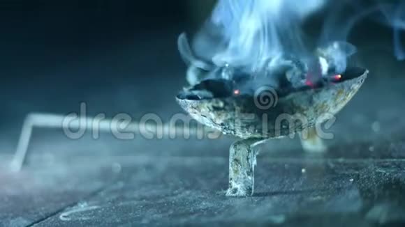 杜普丹尼或香棒燃烧器在深夜燃烧乳香或芳香树脂深色和视频的预览图