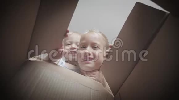 两个孩子看着一个盒子快乐儿童开幕礼物视频的预览图