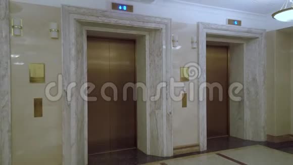 莫斯科雷迪森酒店配有三台电梯的豪华大厅全景视频的预览图