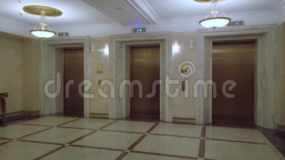 莫斯科雷迪森酒店配有三台电梯的豪华大厅全景视频的预览图