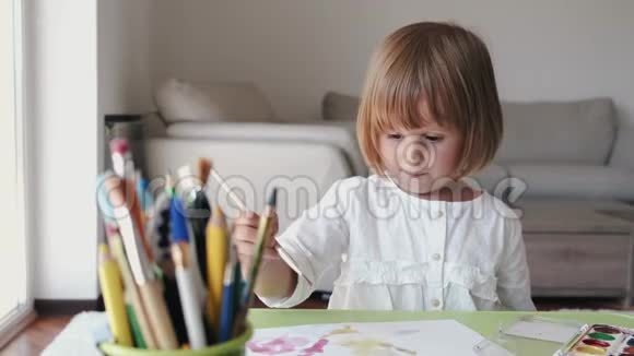 小女孩拿着画笔在家画画的肖像视频的预览图