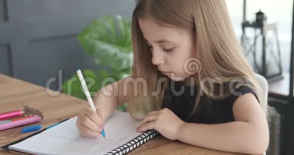女孩在书中学习写作视频的预览图