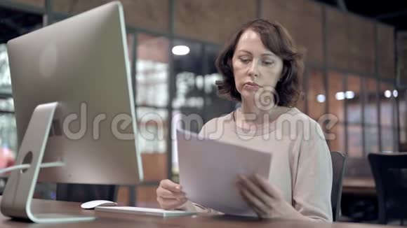 创意女性在工作中学习文件视频的预览图