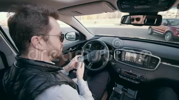 自主自动驾驶自动驾驶汽车男驾驶员坐在自动车辆的车轮旁视频的预览图