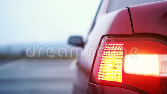 汽车的转向灯在后面闪烁视频的预览图