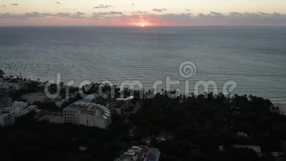 扫描太阳升起时的海洋和太阳在坎昆海滩附近的中心视频的预览图
