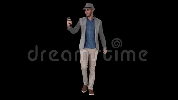 有魅力的男士穿着休闲服装帽子时髦的风格录制vlog或打视频电话阿尔法频道视频的预览图