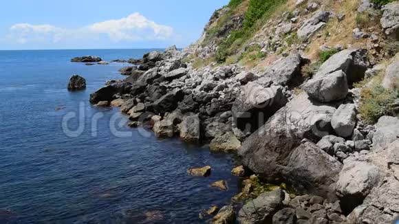 克里米亚海岸上有石头的美丽海景视频的预览图