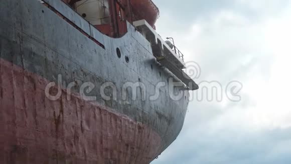 一艘装有舷窗吊绳的干式货船的黑色红色铁边视频的预览图