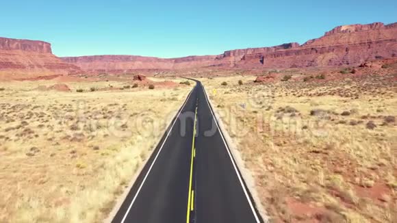 在乌萨沙漠红岩组中飞越高速公路鸟瞰视频的预览图