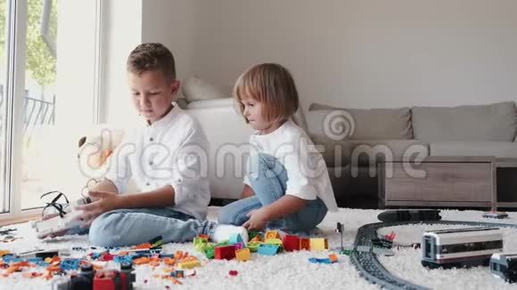孩子们坐在地毯上玩乐高积木视频的预览图