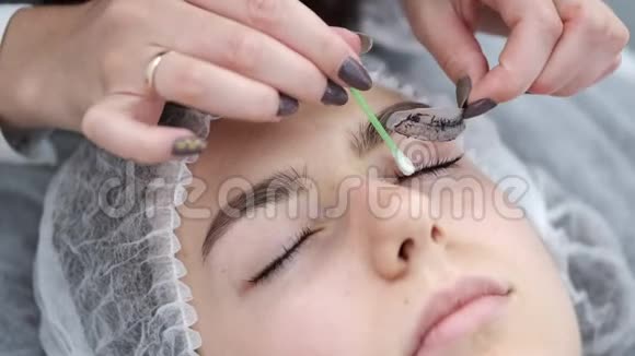 睫毛制造者正在完成眼睫毛层压的程序视频的预览图