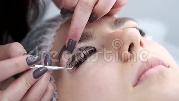 一位睫毛艺术家正在完成眼睫毛叠层的程序视频的预览图